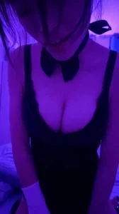 年轻人真会玩！开氛围灯玩变装只为男友操得更凶猛Q1032074088